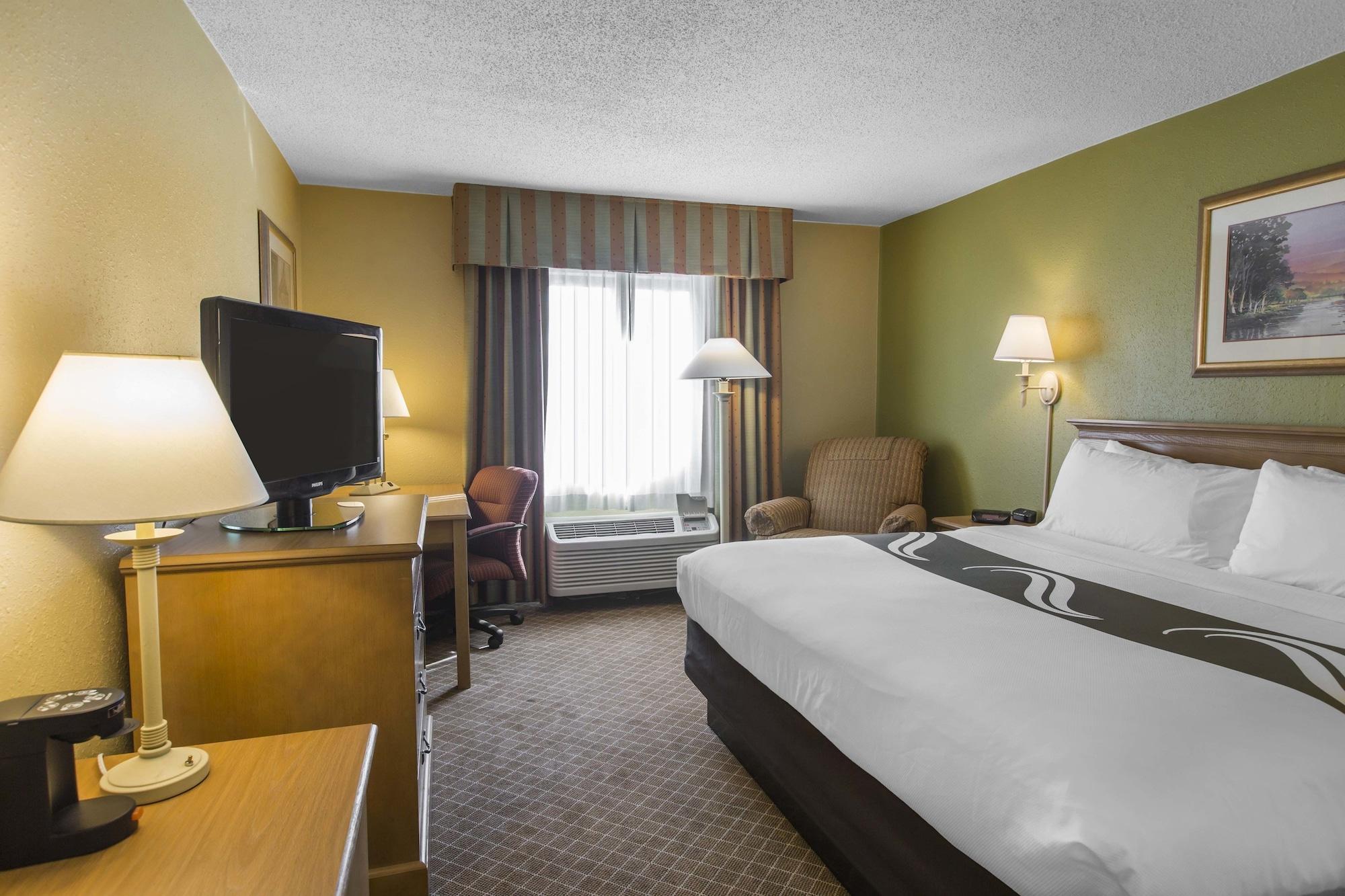 Quality Inn Перисбърг Екстериор снимка